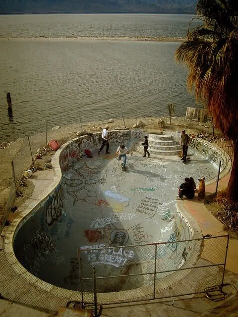пустой бассейн, оприходованый скейтерами
