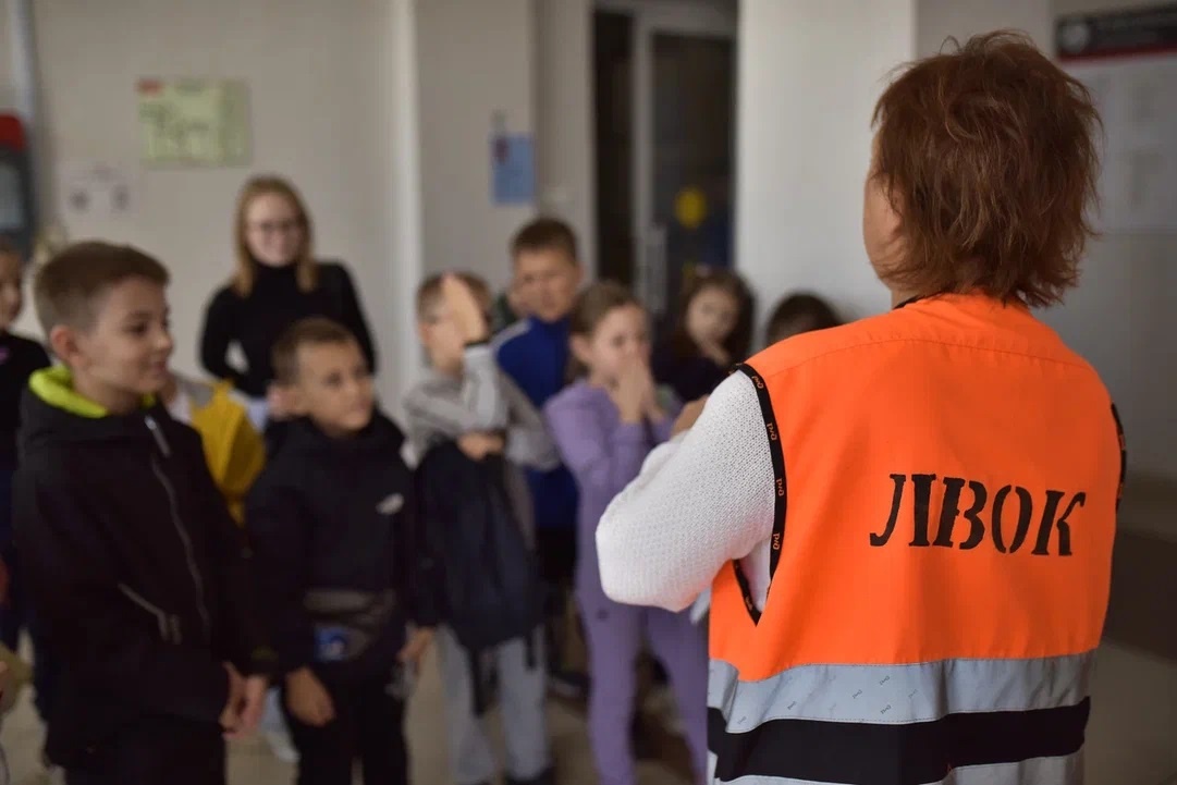Школьные группы на станции встречает начальник вокзала
