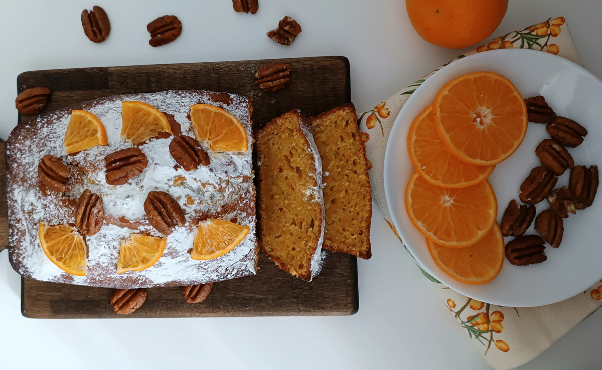 Такой кекс можно украсить глазурью,кремом,шоколадом, сахарной пудрой,орешками,фруктами,ягодами. Включайте фантазию и создавайте шедевры.