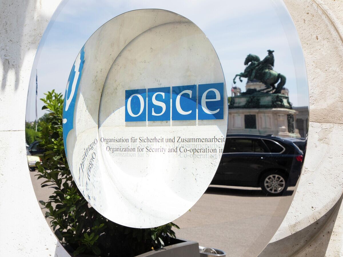    Логотип ОБСЕ на здании в Вене, где проходит заседание постоянного совета Организации по безопасности и сотрудничеству в Европе© РИА Новости / Стрингер