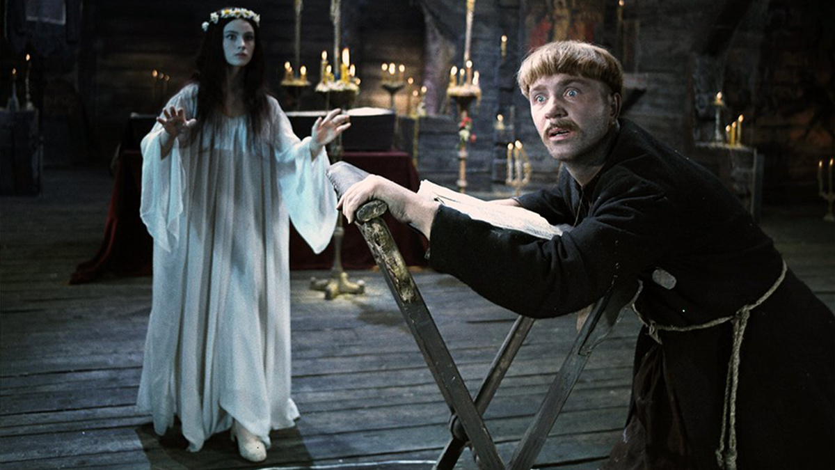 Наталья Варлей в роли панночки и Леонид Куравлёв в роли Хомы Брута, фильм 1967 года