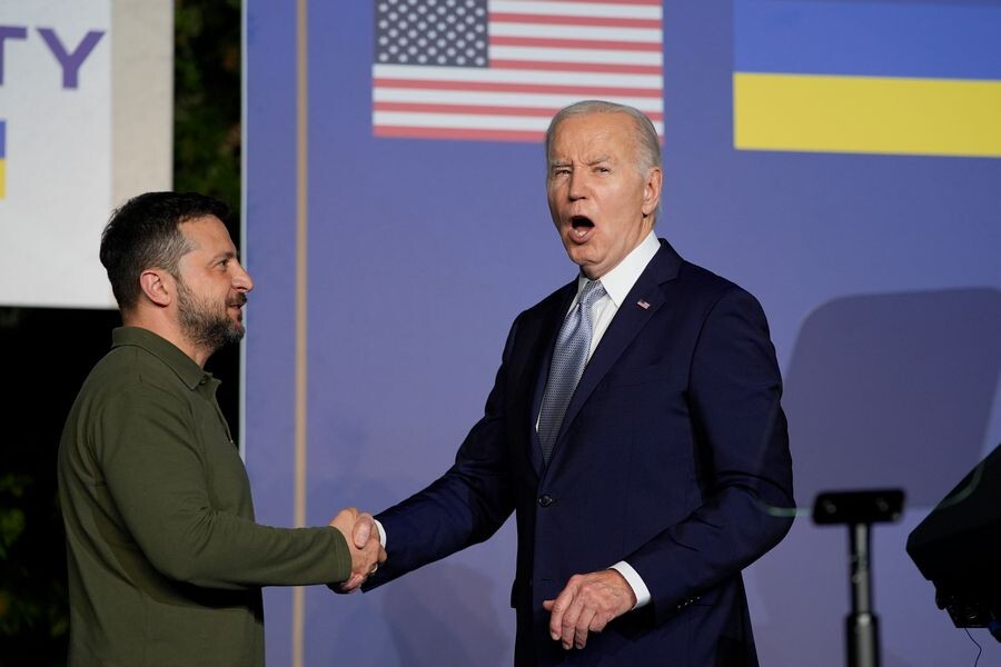    Глава киевского режима Владимир Зеленский и президент США Джо Байден / Источник: © Alex Brandon/AP/TASS