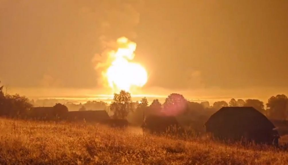    Момент одного из взрывов на складе.