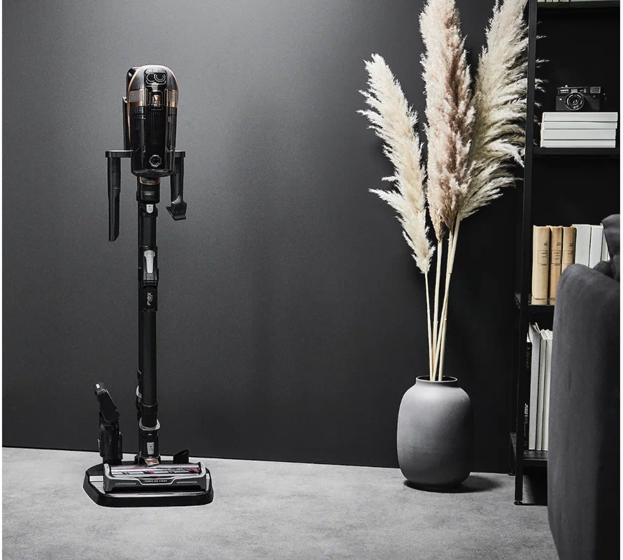 У пылесоса удобная док-станция, которую можно не крепить к стене, а поставить в любом месте. Благодаря стильному дизайну она не испортит ваш интерьер 