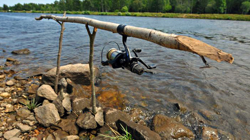 A life hack about how quickly and simply, right on a fishing trip, you can make a retainer for a reel on a simple rod