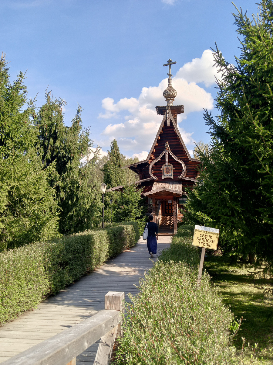 Церковное здание сложили из бревен сибирской лиственницы. Выстроенное в древнерусских традициях здание расположено у тропинки, ведущей к ключу.