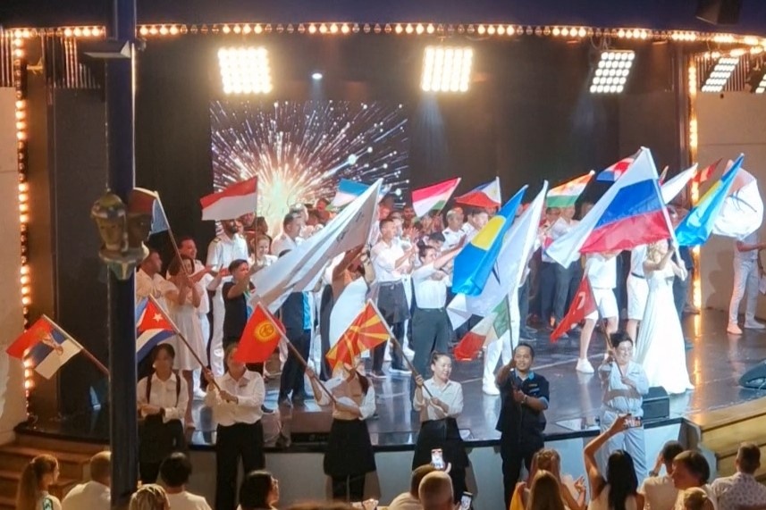 В последний вечер круиза все командные флаги гордо развеваются на сцене Theater Grande