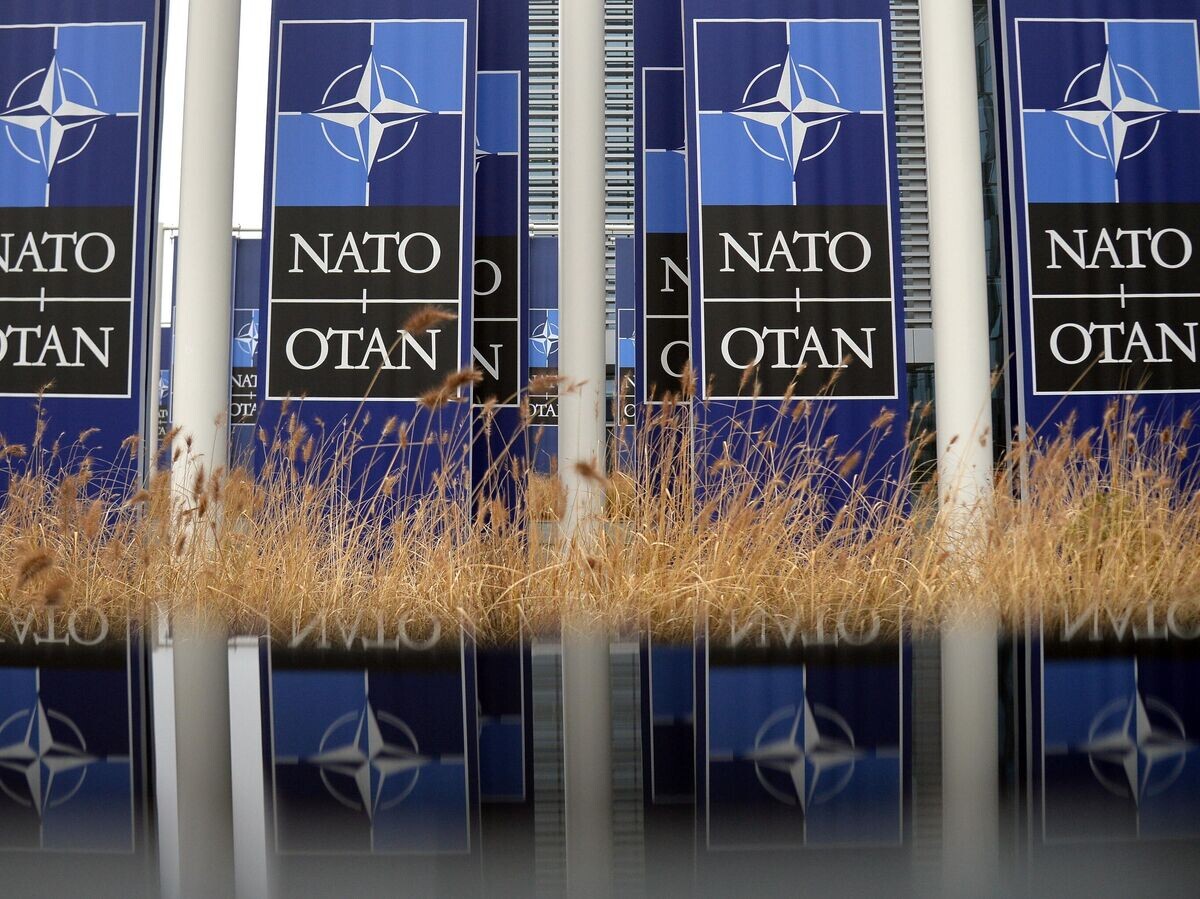    Баннеры с логотипом НАТО перед штаб-квартирой в Брюсселе© РИА Новости / Алексей Витвицкий