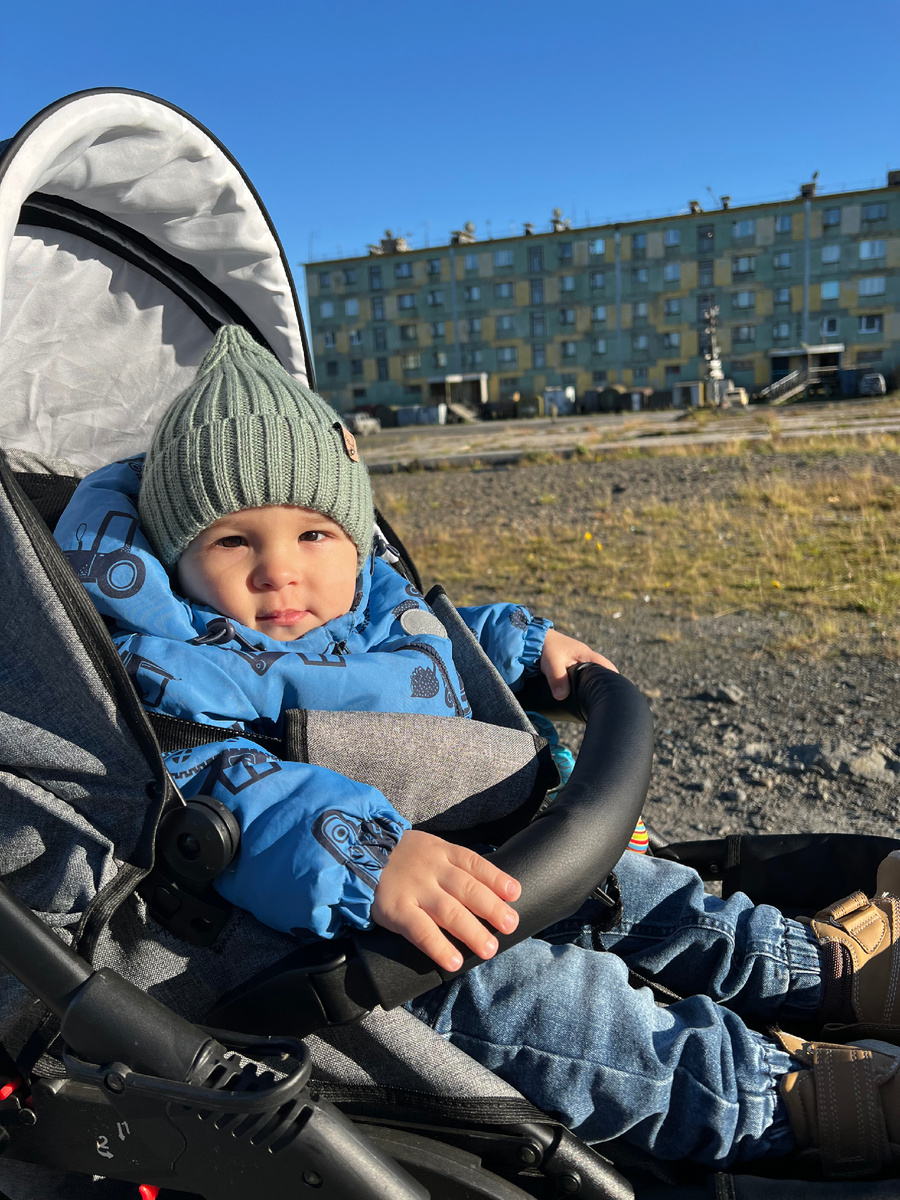 На фоне нашего дома