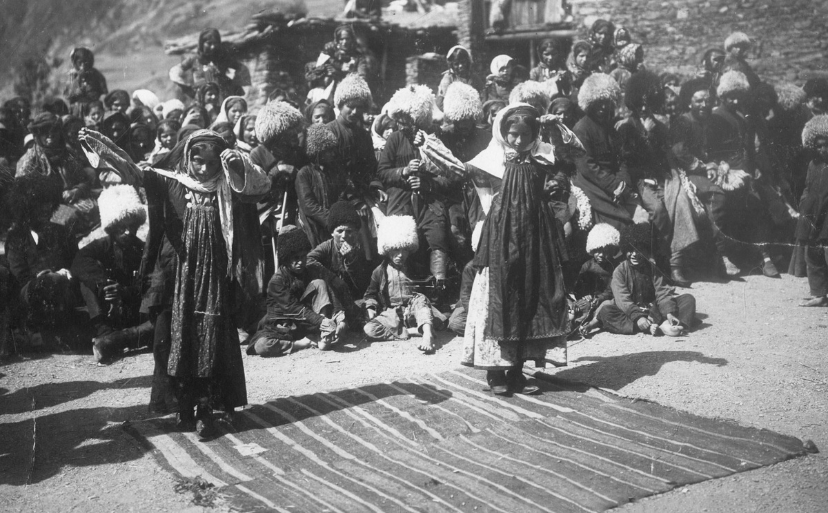 Танцующие лезгинские девочки. Самурский округ. Начала XX века.