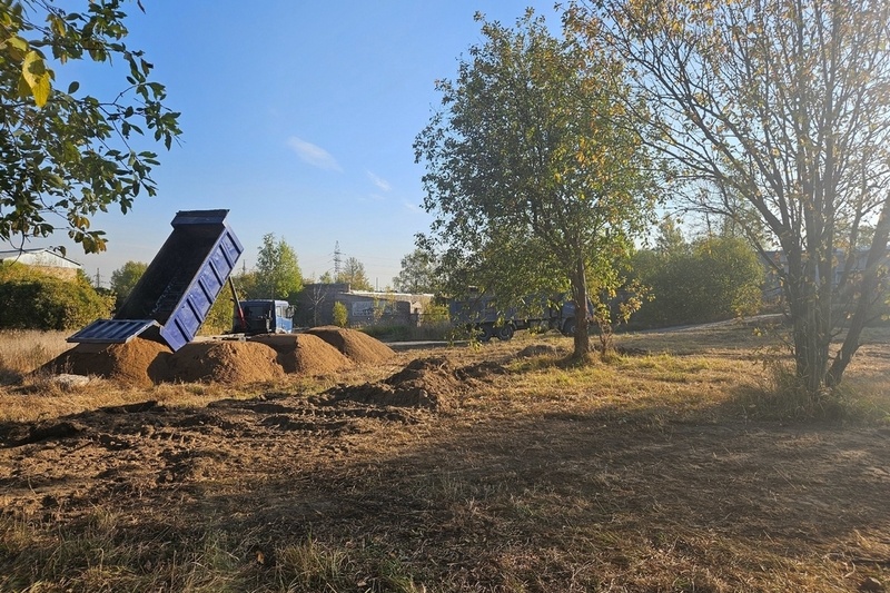    Площадку строят на пустыре на улице Леднева, между центром хоккейной подготовки и ритуальным центром. Участок выровняли, сейчас делают подсыпку.