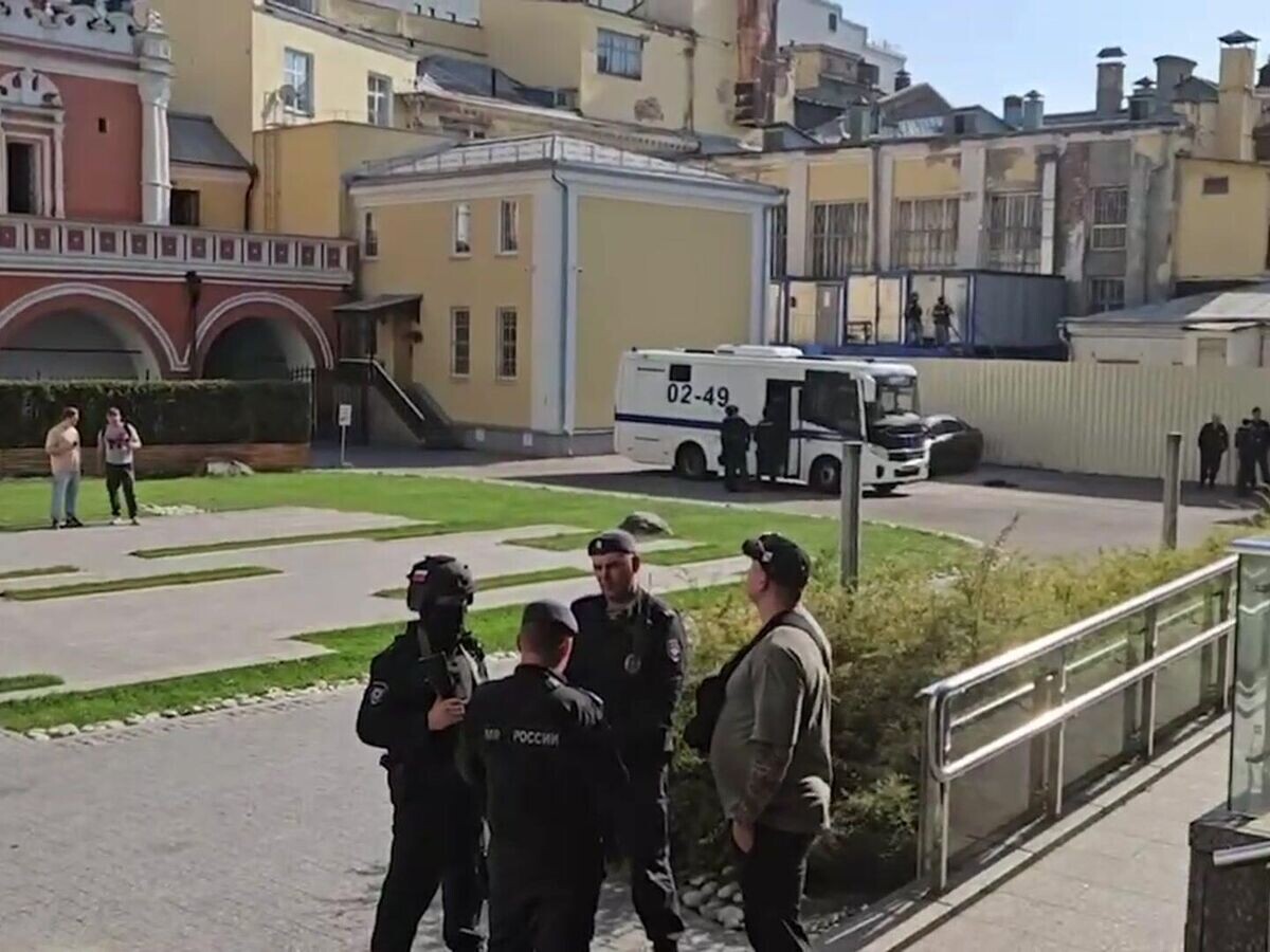    Работа следователей в офисе Wildberries после стрельбы© Следком