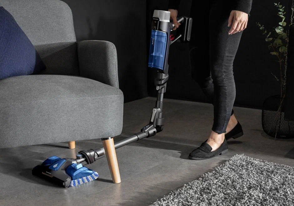 Щетка пылесоса охватит всю площадь под мебелью и около ножек — грязи не останется нигде.