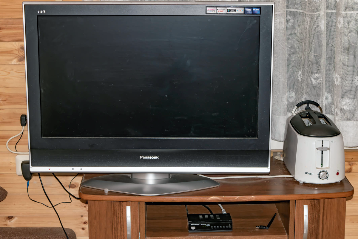 Приставка World Vision T625A LAN и телевизор Panasonic TX-R32LX70K 