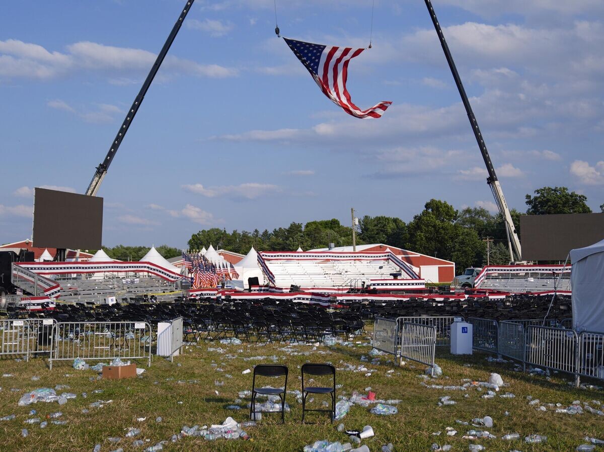    Место проведения предвыборного митинга в поддержку кандидата в президенты США от Республиканской партии Дональда Трампа после стрельбы© AP Photo / Evan Vucci