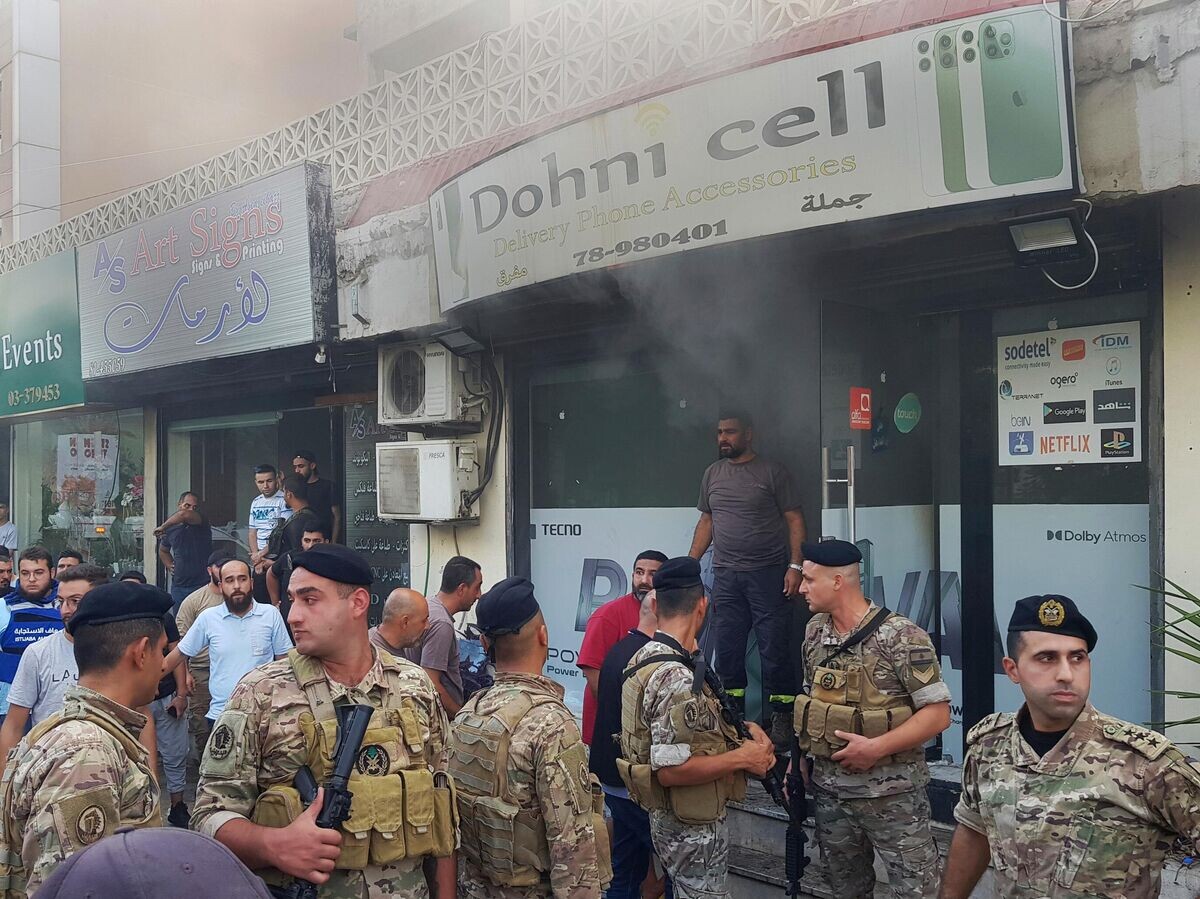    Ливанские военные на месте взрыва в южном портовом городе Сидон© AP Photo / Mohammad Zaatari