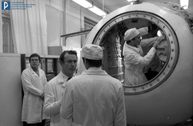 Сотрудники ИМБП во время подготовки биоспутника «БИОН-5» к полету. РГАНТД. Арх. № 0-15456.
