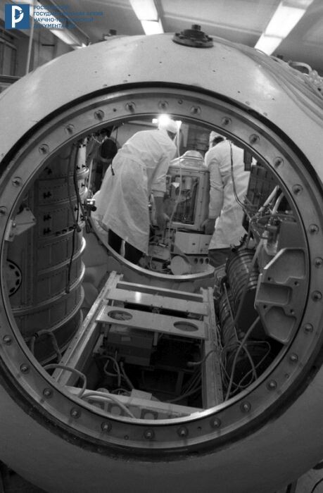 Сотрудники ИМБП во время подготовки биоспутника «БИОН-5» к полету. РГАНТД. Арх. № 0-15460.