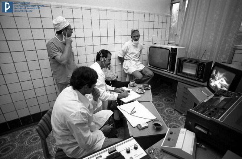 Сотрудники ИМБП во время подготовки биоспутника «БИОН-5» к полету. РГАНТД. Арх. № 0-15459.