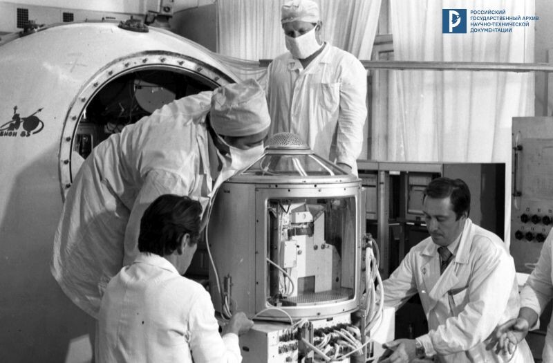 Сотрудники ИМБП во время подготовки биоспутника «БИОН-5» к полету. РГАНТД. Арх. № 0-15462