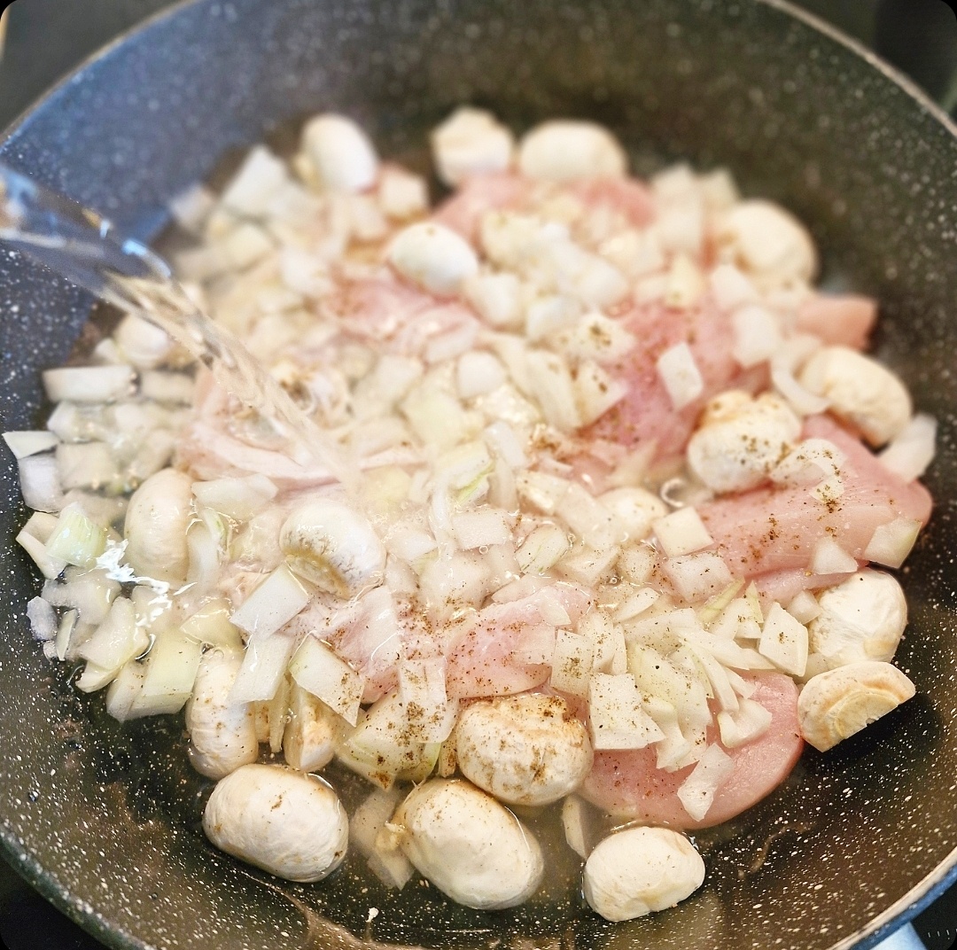 Курицу, лук, грибы залить кипятком. Фото автора 