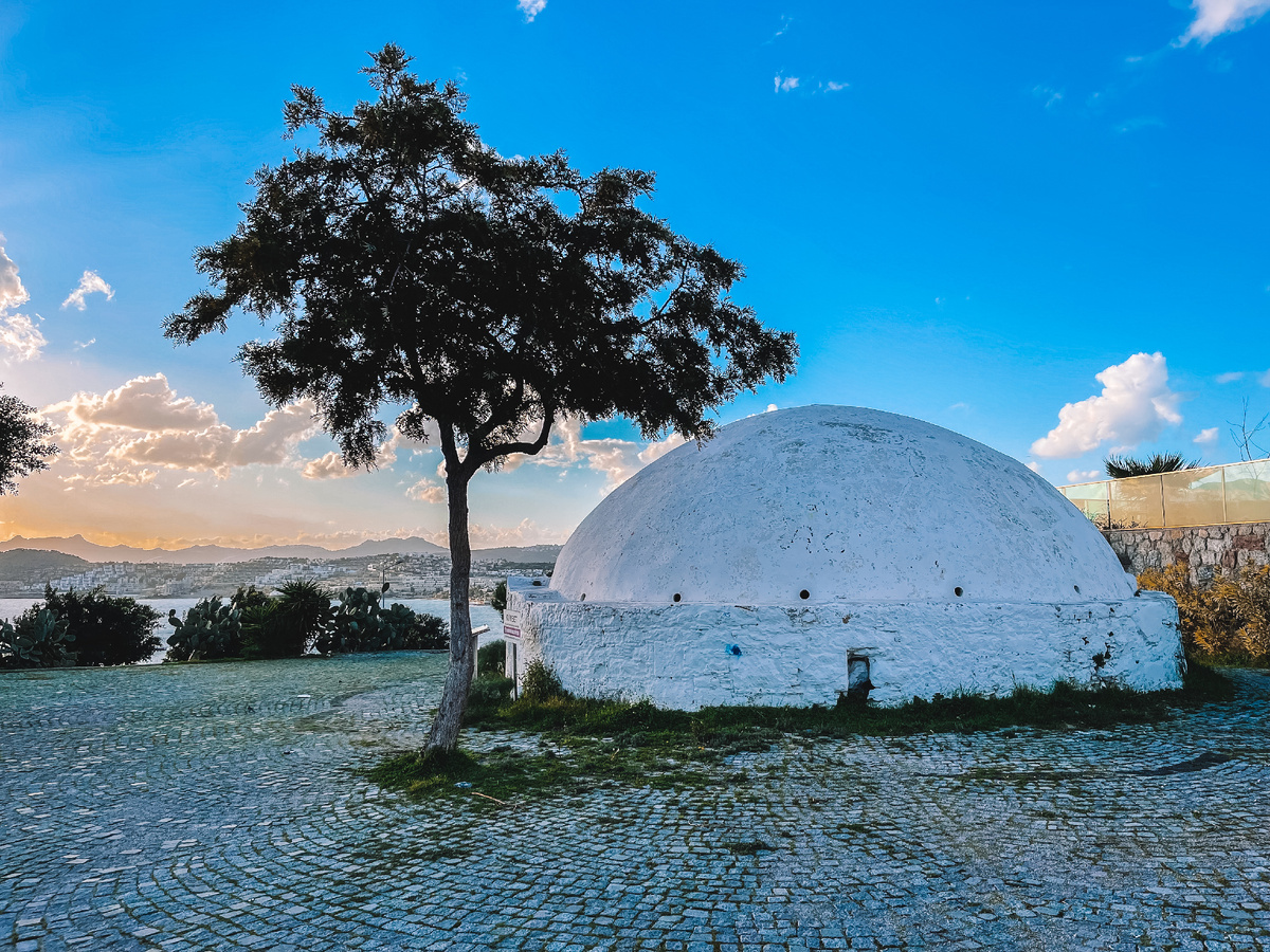 Фото автора. Цистерна и вид на Бухту Гюмбет