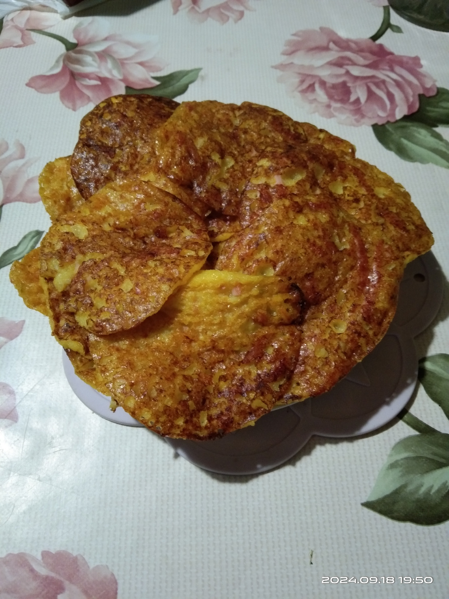 Овощные оладьи с колбасой
