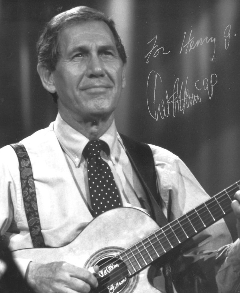 Чет Аткинс со своей Gibson Chet Atkins SST. Источник: m.xuite.net