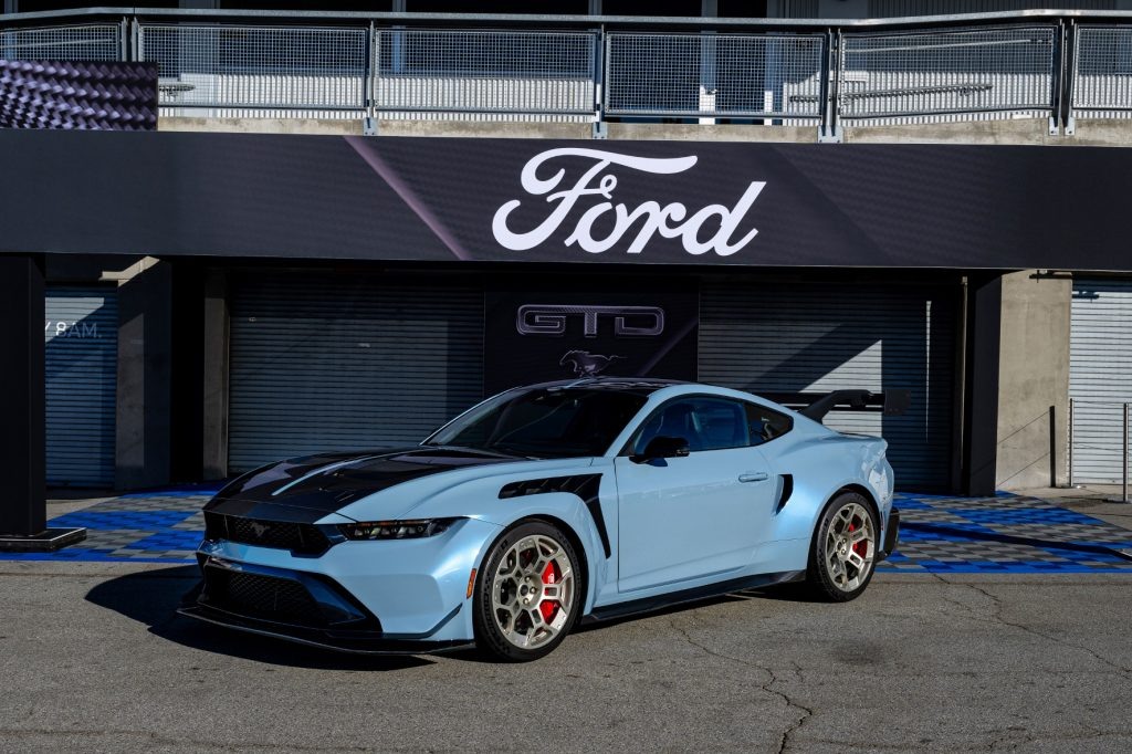 Серийный Ford Mustang GTD 2025 модельного года — самый мощный серийный «Мустанг» за всю историю существования модели.