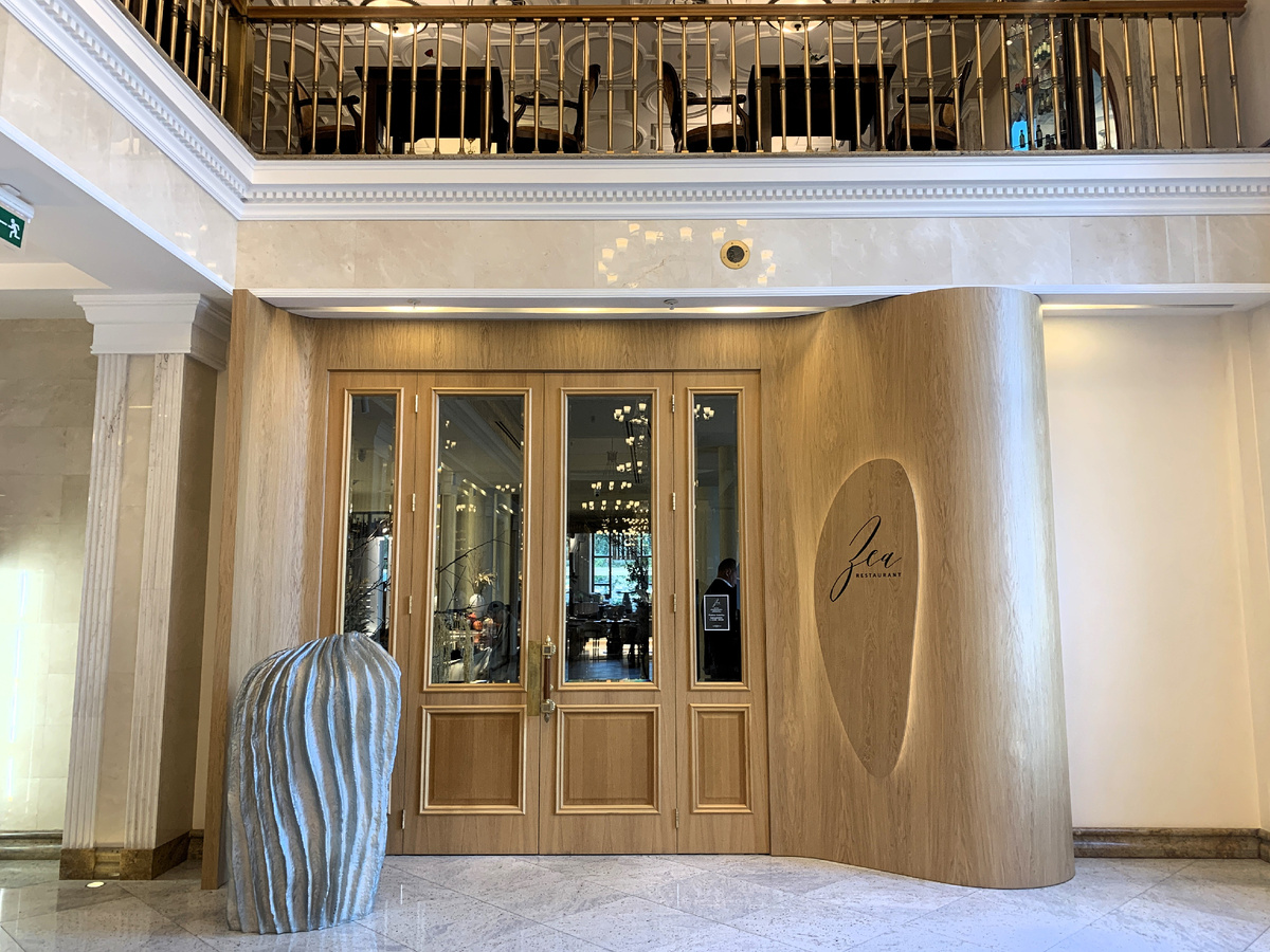 Вход в ресторан Zea. Обратите внимание - на вывеске название по-русски.