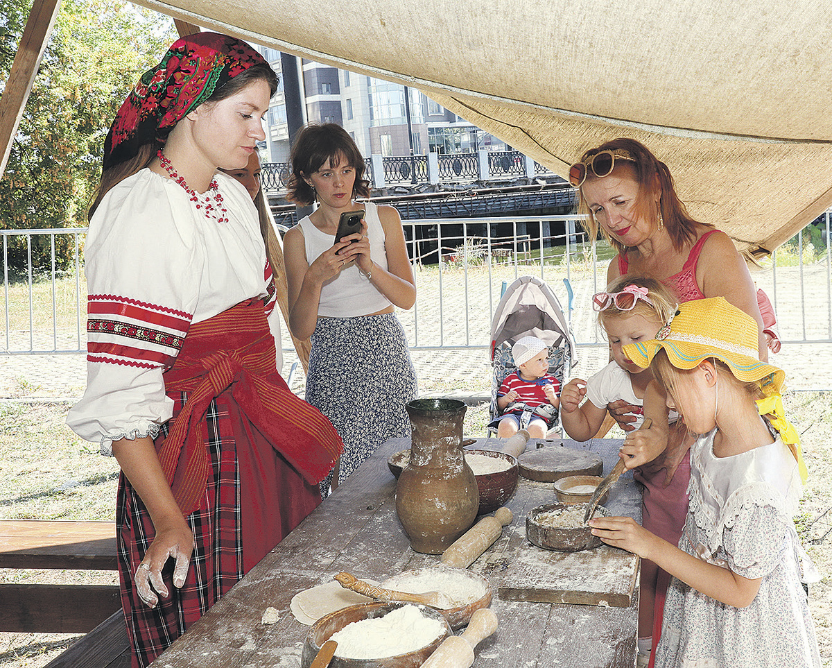 Дети учились выпекать лепёшки по старинным рецептам