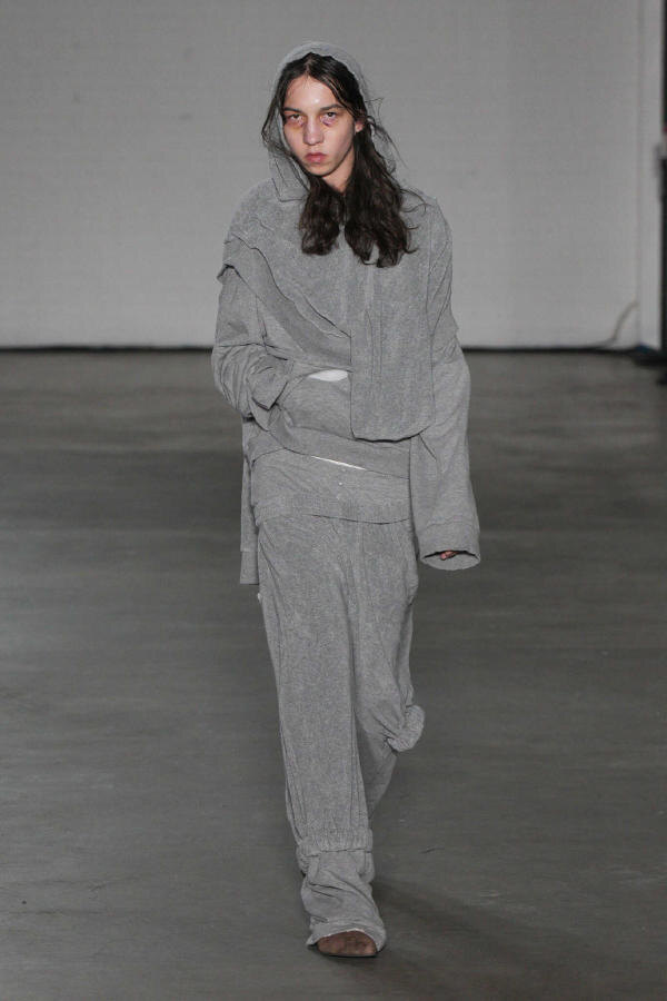 Наташа Зинко ready-to-wear весна лето 2025 Лондон - трусы, пластика и подиум, где здесь место моде?