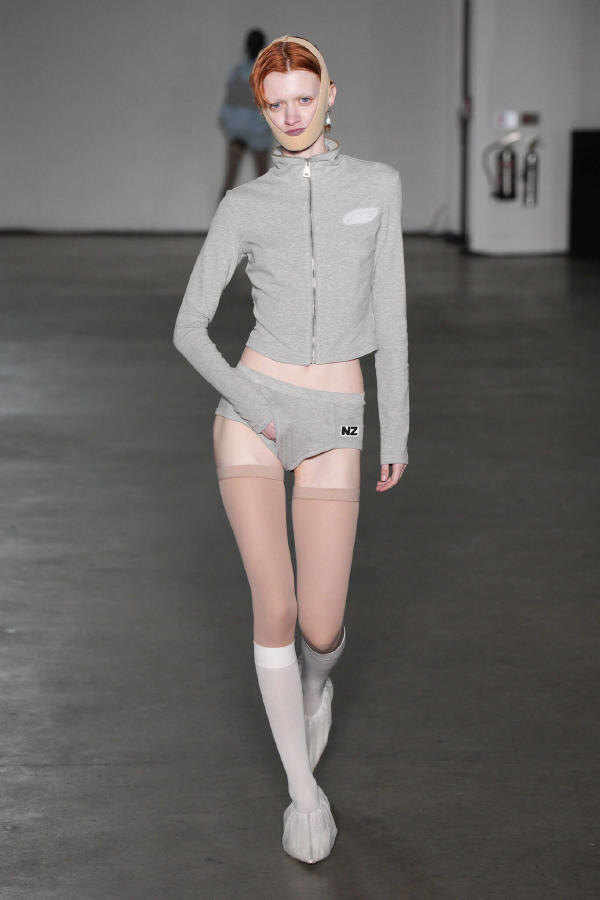 Наташа Зинко ready-to-wear весна лето 2025 Лондон - трусы, пластика и подиум, где здесь место моде?