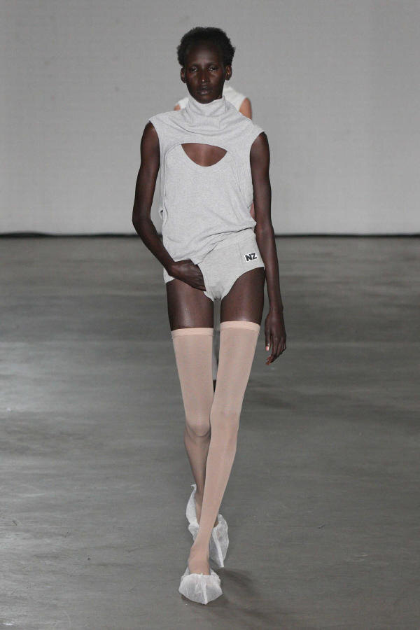 Наташа Зинко ready-to-wear весна лето 2025 Лондон - трусы, пластика и подиум, где здесь место моде?
