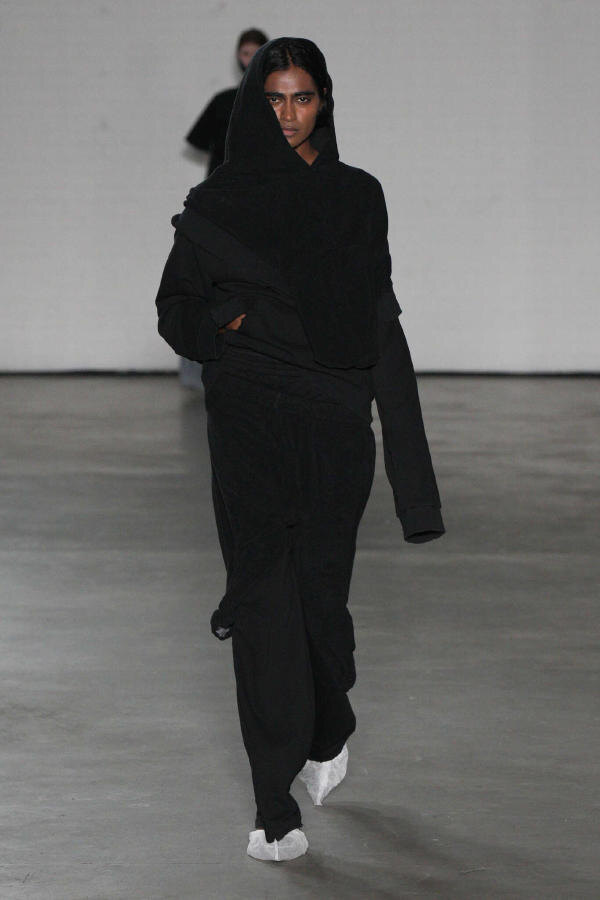 Наташа Зинко ready-to-wear весна лето 2025 Лондон - трусы, пластика и подиум, где здесь место моде?