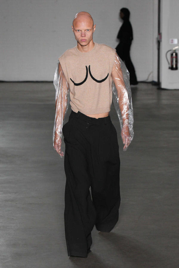 Наташа Зинко ready-to-wear весна лето 2025 Лондон - трусы, пластика и подиум, где здесь место моде?