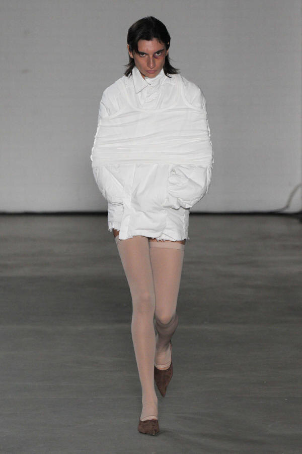 Наташа Зинко ready-to-wear весна лето 2025 Лондон - трусы, пластика и подиум, где здесь место моде?