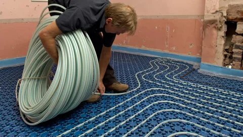 Установка труб для водяного напольного отопления