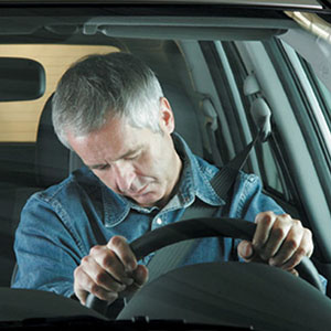 Ученые доказали, что после непрерывной езды на протяжении 4-х часов реакция автолюбителя снижается в 2 раза, после 9 часов – в 7 раз. Вот почему так важно научиться бороться с сонливостью. В статье мы расскажем о 10 способах побороть сон и благополучно добраться до места назначения.