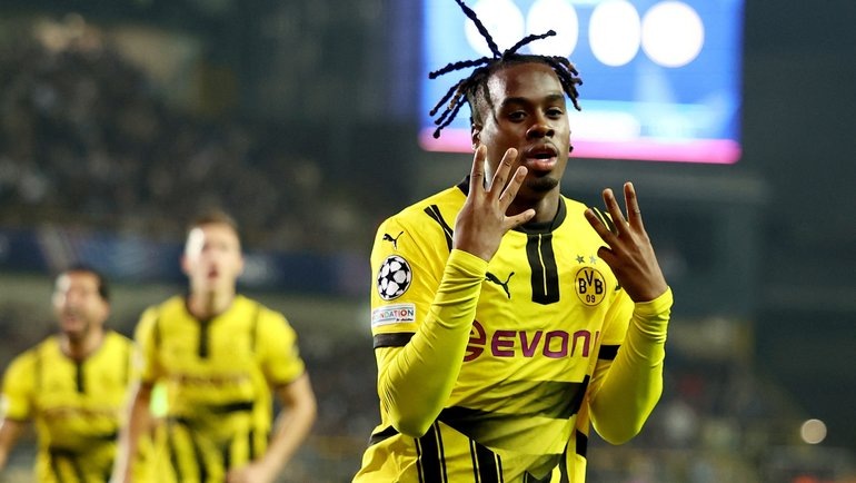    Джейми Байно-Гиттенс («Боруссия») празднует гол в ворота «Брюгге». Reuters