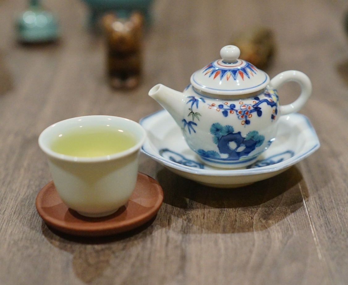 🍂 С наступлением осени природа радует нас яркими красками, а температура воздуха всё ещё позволяет наслаждаться тёплыми моментами. Начинаем свой день с Зелёным чаем Инь Сы «Серебряные нити», 🍃 Первое, что привлекает внимание, – это сырье. Тонкие, изысканные листики и крошечные почки, покрытые мягким ворсом, создают атмосферу хрупкости, требующей аккуратного обращения для полноценного раскрытия букета. При вдыхании аромата сухого чая ощущается его глубокая насыщенность и легкость, что мгновенно погружает в мир утонченных вкусов и ароматов.➖Аромат тонкий, нежный, ореховый и травянисто-цветочный. ➖Вкус сочный, сладковатый,  цветочно - травянистый, семечки с мёдом. 🍃 С каждым глотком кажется, что тело оживает вместе с природой. Уже после первой чашки ощущается прилив свежести и вдохновения, возникают новые идеи, а легкость наполняет ум. Чай великолепно помогает сосредоточиться и создает атмосферу спокойствия и гармонии. Он приносит комфорт, уют и нежность.