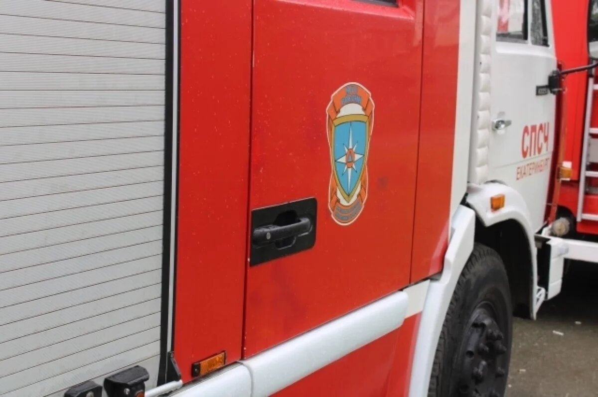    Кровля административного здания горит на востоке Москвы