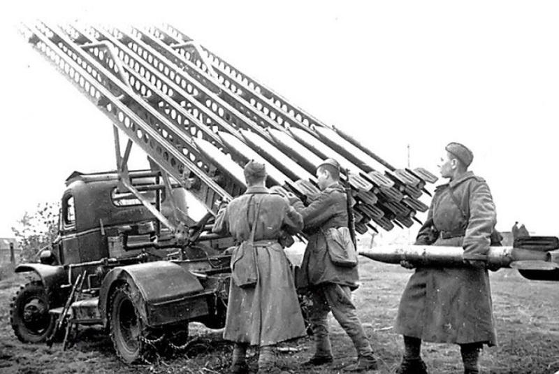 Каждая установка БМ-13 была оборудована ящиками со взрывчаткой. При попытке захвата расчет должен был уничтожить установку.