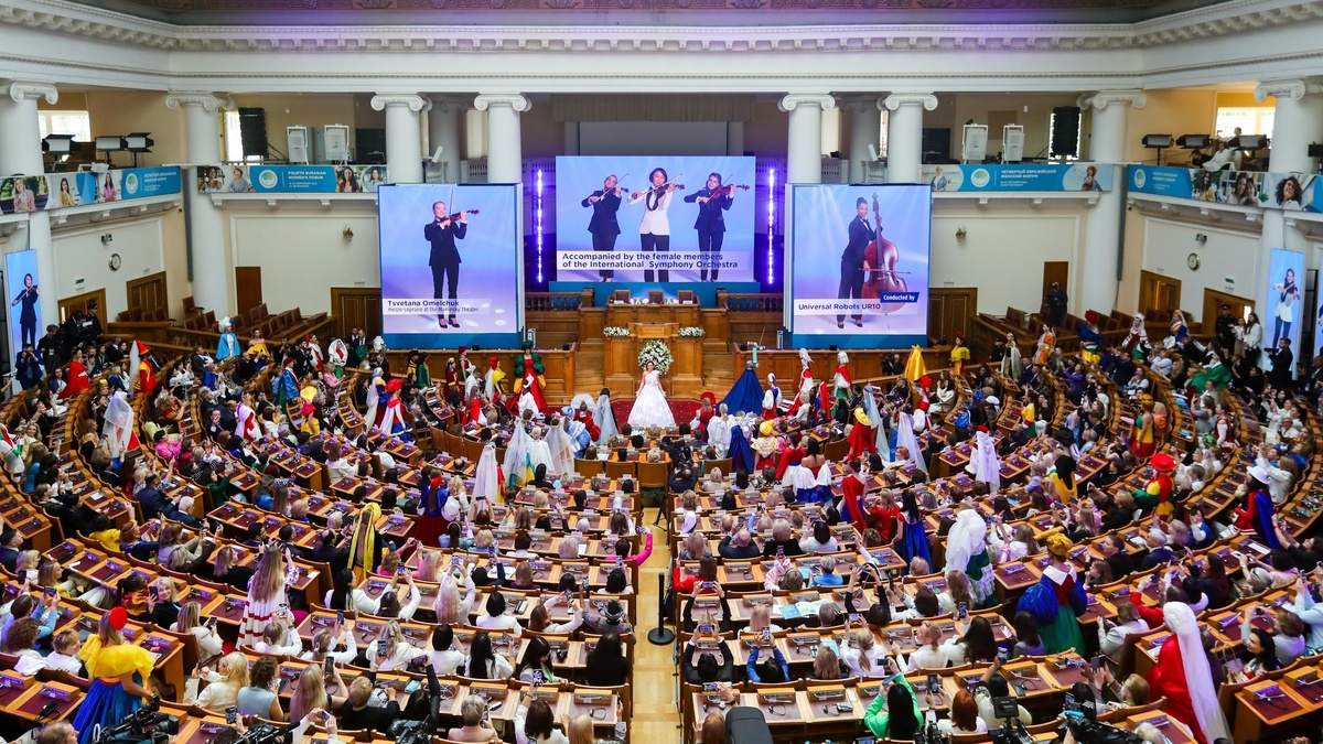    В Санкт-Петербурге стартовал IV Евразийский женский форум