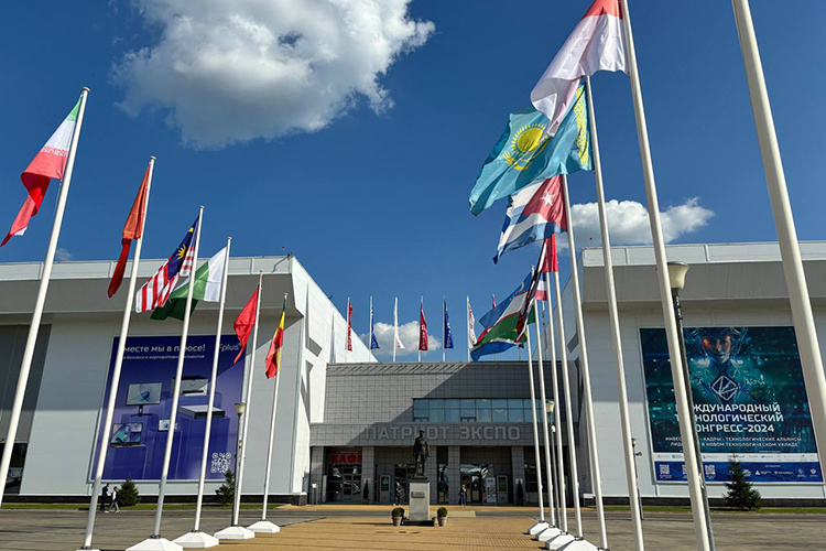    Площадка не самая стандартная: обычно в экспоцентре минобороны РФ логично проходит форум «Армия», а вот международное цифровое мероприятие в зале, где на каждом кресле написано «Армия России», выглядит, мягко говоря, экзотично