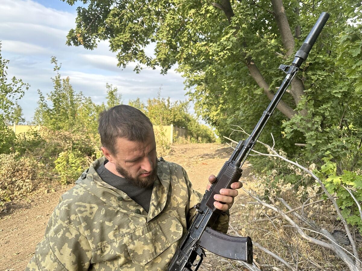 © РИА Новости / Андрей Коц📷Механик демонстрирует РПК-74, оснащенный "Дронобоем"