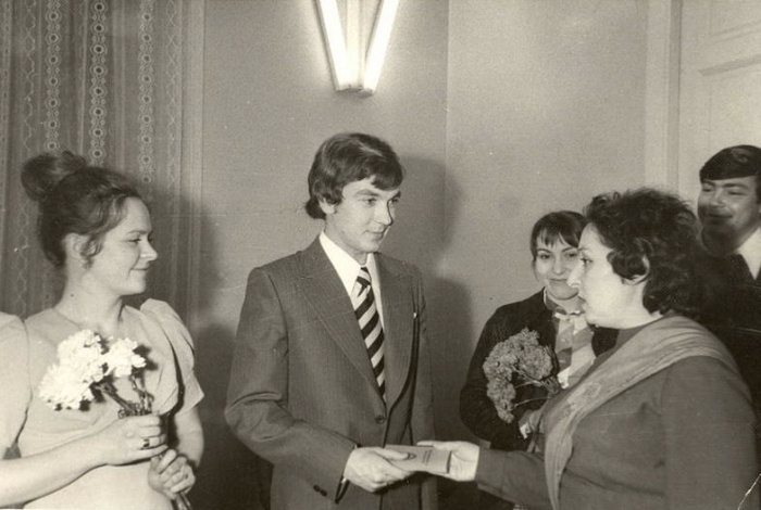 Во времена Советского Союза Юрий Николаев был настоящей звездой. Его "Утреннюю почту" смотрели все, от мала до велика.-5
