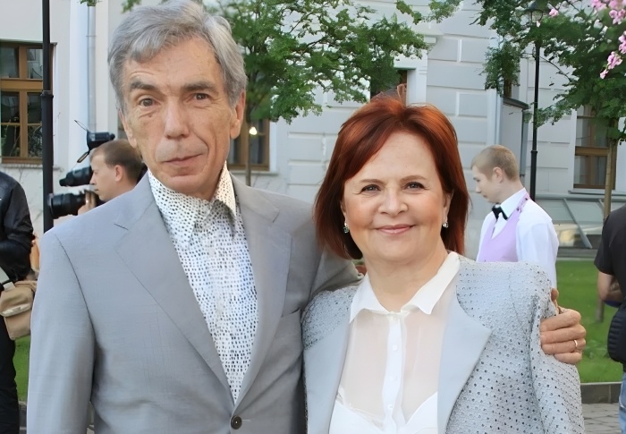 Во времена Советского Союза Юрий Николаев был настоящей звездой. Его "Утреннюю почту" смотрели все, от мала до велика.-8