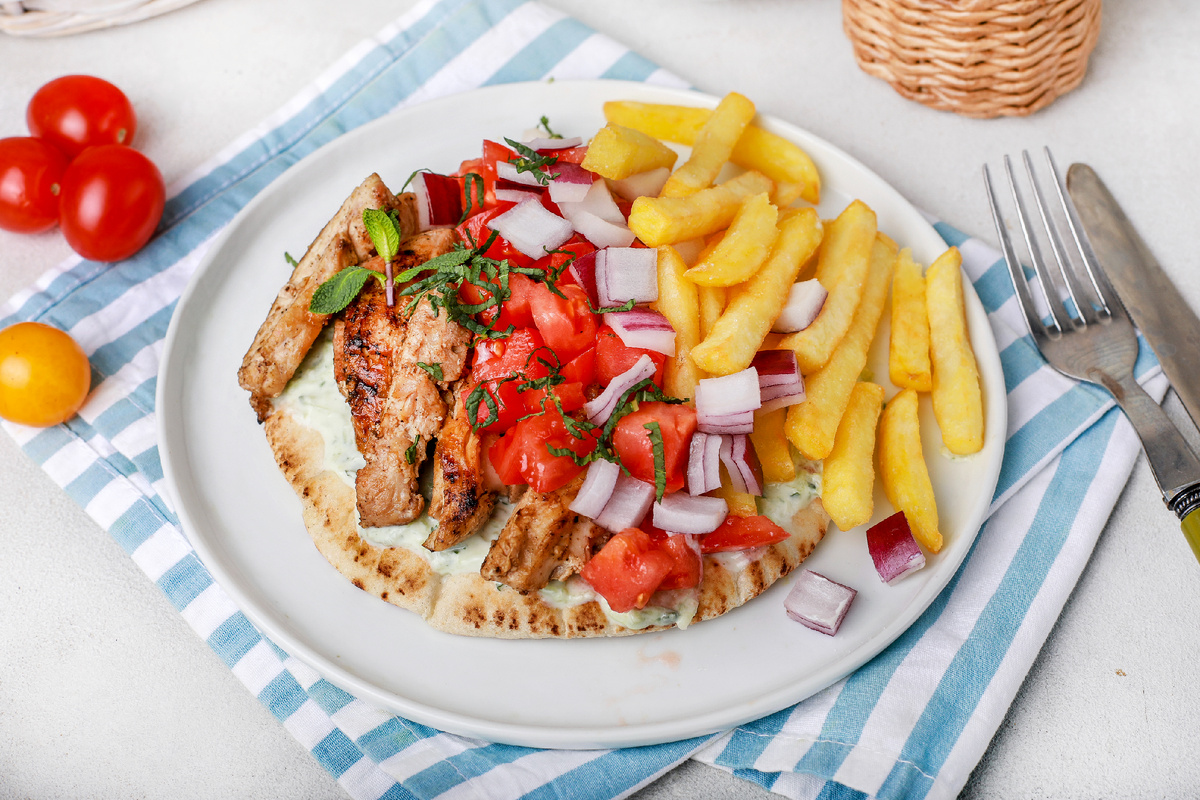 Гирос - греческая лепешка с курицей, овощами и хрустящей картошкой фри