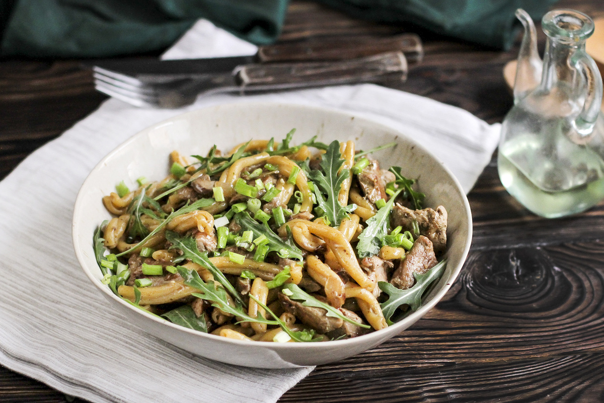  Паста казаречче со свининой, вешенками и соусом Песто